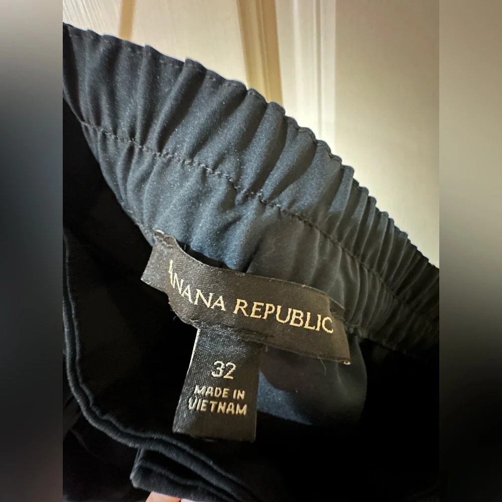 $100 BANANA REPUBLIC Men’s Performance Tech Motion Hybrid Pant in Black